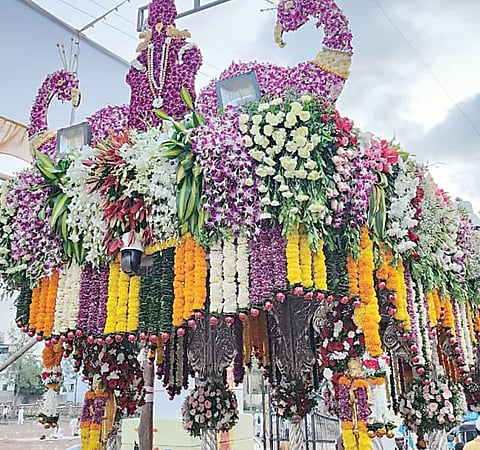मनाला भावते पालखी सोहळ्यातील सजावट ; 39 वर्षांपासून गरुड कुटुंबिय आहेत पालखी पुष्प सजावट सेवेत
