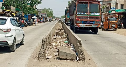 अधिकारी सुस्त अन् ठेकेदार बिनधास्त ! नगरमधील मिरजगावात रखडलेले रस्त्याचे काम
