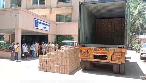 गोवा-मुंबई महामार्गावर १ कोटी १८ लाखांचा बेकायदेशीर मद्यसाठा जप्त