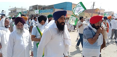 सूर्यफुल पिकास किमान आधारभूत किमत (एमएसपी) न मिळाल्याच्या निषेधार्थ शेतकरी रस्त्यावर उतरले आहेत.