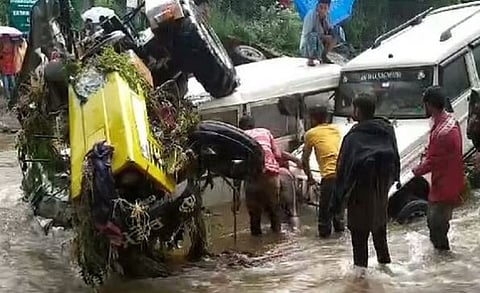 नरोणी गावाजवळ पुराच्या तडाख्यात सापडलेले वाहने बाहेर काढण्यात आली.