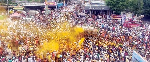 Ashadhi wari 2023 : वैष्णवांची वारी… मल्हारीच्या द्वारी !मल्हारीच्या सुवर्णनगरीत भंडारा उधळून माउलींचे स्वागत