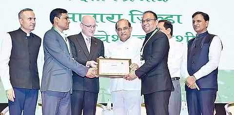 ‘माझी वसुंधरा’ने पुणे जिल्हा सन्मानित; जिल्हाधिकारी डॉ. राजेश देशमुख यांना गौरविले