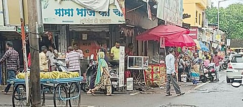 पुणे : खडकी कॅन्टोन्मेंट बोर्डाची रस्त्यावर लावलेल्या स्टॉलकडे डोळेझाक