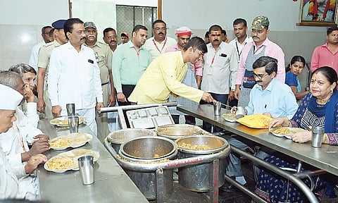 शिर्डीत तब्बल 12 टन साबुदाणा खिचडीचा प्रसाद !