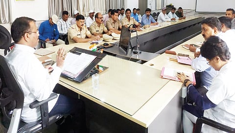 मालेगाव : आषाढी एकादशी व बकरी ईदच्या पार्श्वभूमीवर मनपात आयोजित आढावा बैठकीत मार्गदर्शन करताना प्रशासक भालचंद्र गोसावी.