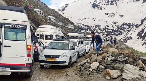 मनाली-चंदीगड महामार्ग १८ तासांनंतरही ठप्पच, हजारो पर्यटक ‘बेहाल’