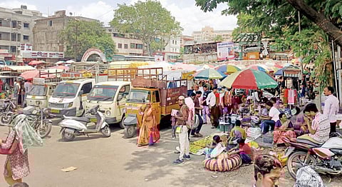 पुणे : भाजी मंडई ओस अन् विक्रेते रस्त्यांवर !