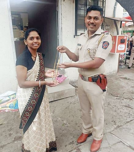 पुणे : ‘खाकी’मुळं मिळालं सौभाग्याचं लेणं !