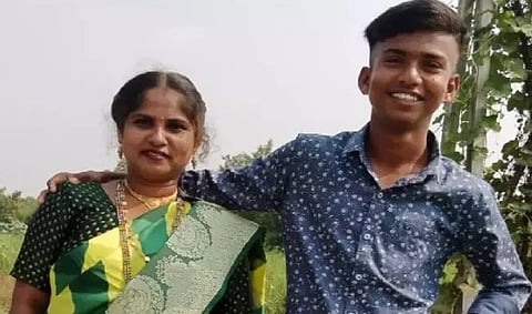 कचरा वेचून मुलासोबत केला अभ्यास, मायलेकांनी दहावीत मिळवलं घवघवीत यश