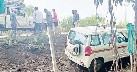 मंचर : निरगुडसर-पारगाव रस्त्यावर चारचाकी वाहनांची घसरगुंडी सुरूच