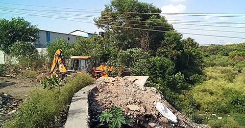 पुणे : मुठा नदीपात्रात राडारोड्याचे ढीग; वारजे भागातील चित्र