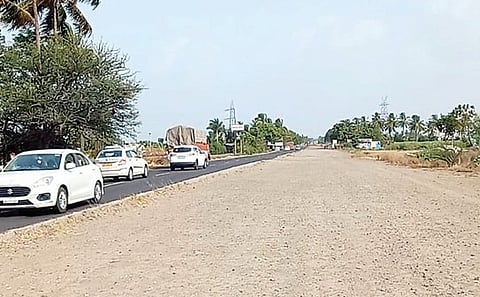 नगर-मनमाड रस्त्याचे अर्धवट काम ठरतेय मृत्यूचा सापळा