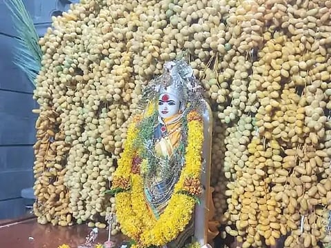 जळगाव : आषाढी एकादशीनिमित्त संत मुक्ताबाई समाधीस्थळी सव्वा क्विंटल खजूराची आरास