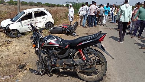 बीड: नेकनूरजवळ कार-दुचाकीच्या भीषण अपघातात बापलेक ठार