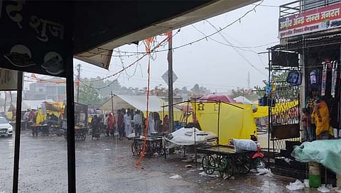 बीड: पावसाच्या हजेरीने नेकनूरच्या बाजारात तारांबळ