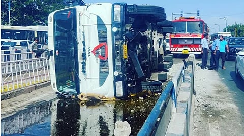 पुण्यात ‘या’ बीआरटी मार्गावर ऑईलचा टँकर पलटी; वाहनांच्या लांबच लांब लागल्या रांगा…