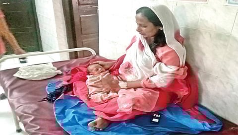 मालेगाव : सौंदाणे प्राथमिक आरोग्य केंद्रात सुखरूप असलेल्या नाजमीन शेख व बाळ.