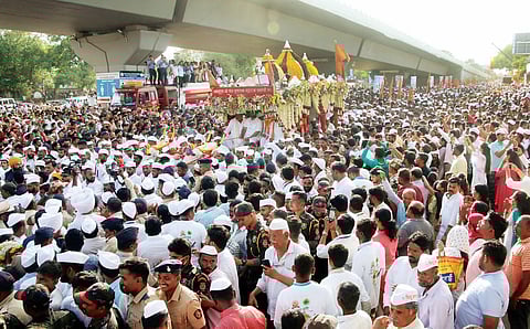 Ashadhi Wari 2023 : भाग गेला क्षीण गेला अवघा झाला आनंद ! उन्हातही वारकरी हरिनामात दंग