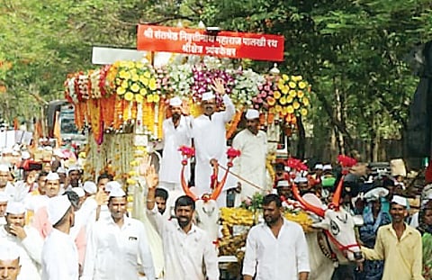 Ashadhi wari : निवृत्तीनाथ पालखीचे नगर- सोलापूर मार्गावर जंगी स्वागत
