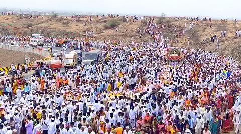 Ashadhi wari 2023 : आठ बैलजोड्यांच्या मदतीने रोटी घाट पार