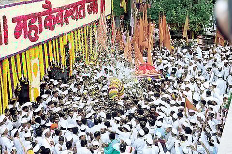 ‘ज्ञानोबा-माउली’च्या गजरात माउलींच्या पालखीचे प्रस्थान; पालखी आज पुण्यात मुक्कामी