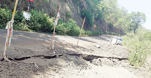 पुणे-पानशेत रस्ता खचला ! पावसाळ्यात तब्बल 60 गावांचा संपर्क तुटण्याची भीती