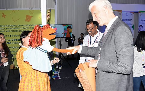 पुणे : प्रदर्शन पाहून परदेशी पाहुणे भारावले