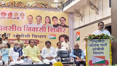 राष्ट्रवादी काँग्रेस राज्यस्तरीय ओबीसी कार्यकर्ता शिबिराच्या समारोप प्रसंगी बाेलताना प्रफुल्ल पटेल. साेबत ज्येष्ठ नेते छगन भुजबळ, माजी मंत्री अनिल देशमुख आदींसह मान्यवर.