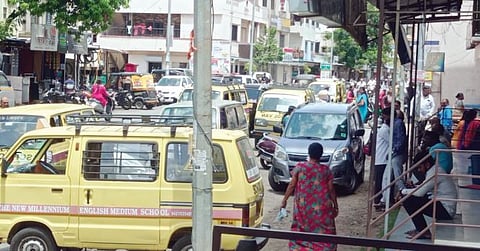 पिंपरी : स्कूल व्हॅनमुळे वाहतुकीला अडथळा