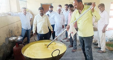 Ashadhi Wari 2023 : यवत येथे हजार किलो पिठलं अन् 60 हजार भाकरी ; वारकर्यांच्या भोजनाची खास व्यवस्था