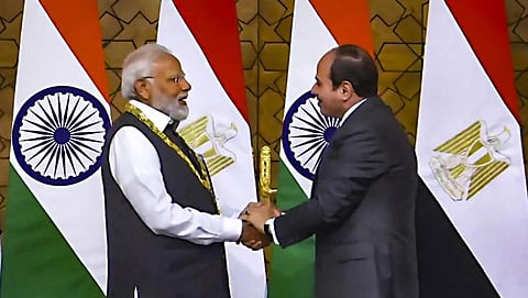 इजिप्तचे राष्ट्रपती अब्देल फताह अल-सिसी यांनी पंतप्रधान नरेंद्र मोदींना कैरो येथे 'ऑर्डर ऑफ द नाईल' पुरस्काराने सन्मानित केले.