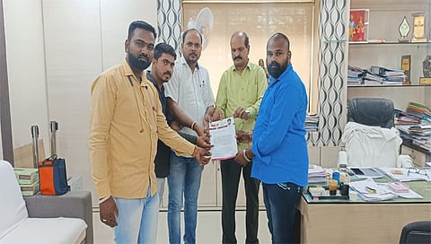 नाशिक : पिंपळगाव बसवंत बाजार समितीचे सचिव संजय लोंढे यांना निवेदन देताना प्रहारचे पदाधिकारी.