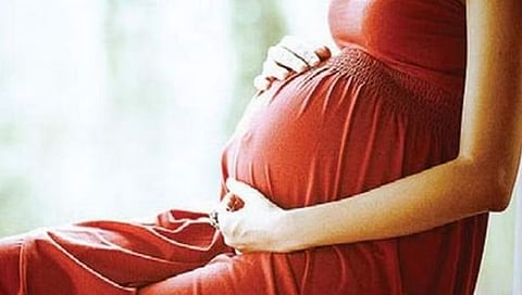 Gujarat HC : १७ वर्षे पुर्ण होण्याआधीच मुलांना जन्म देणे सामान्य होतं; मनुस्मृती वाचा – गुजरात हाय कोर्ट