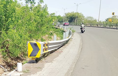 पुणे-मुंबई महामार्गावरील सुरक्षा कठडे ठरताहेत जीवघेणे