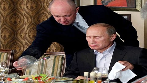 11 नोव्हेंबर 2011 रोजी टिपलेले हे छायाचित्र! येवगेनी प्रिगोझीन यांचे मास्कोबाहेर एक रेस्टॉरंट होते. पुतीन तेथे वरचेवर जेवायला जात. येवगेनी हे पुतीन यांच्यासाठी वेगवेगळ्या डिशेसही स्वत: बनवत असत. अशाच एका प्रसंगात पुतीन यांना वाढताना येवगेनी!