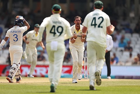 स्टार्कने अजिंक्य आणि श्रीकरची जोडी फोडली. त्याने ४६ धावांवर खेळणार्या अजिंक्यला कॅरीकरवी झेलबाद केले.