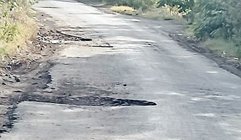 नेवासा फाटा-गेवराई रस्ता बनला मृत्यूचा सापळा