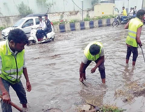 पहिल्याच पावसात तुंबले पाणी ! पुण्यातील रस्त्यांची दुर्दशा