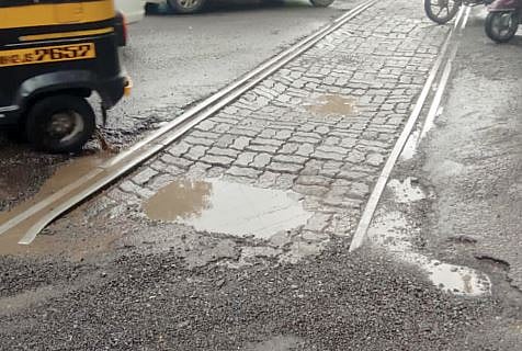 पुणे : रेल्वे ट्रॅकवरील रस्त्याला खड्डे ; खडकी परिसरातील स्थिती