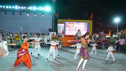 नाशिकरोड : विविध खेळाची प्रात्यक्षिके दाखवितांना युवक. (छाया : उमेश देशमुख)