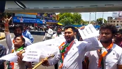 वारकऱ्यांवरील लाठीचार्जचा युवक काँग्रेसतर्फे निषेध आंदोलन; प्रतिकात्मक अंत्ययात्रा काढून व्यक्त केला संतापच