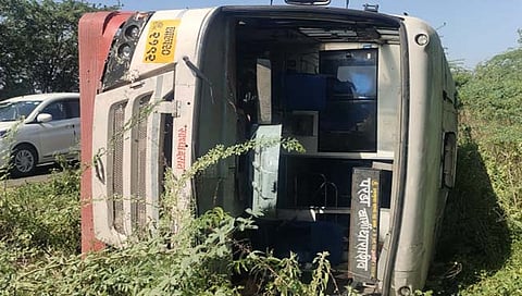 एसटी बसला अपघात