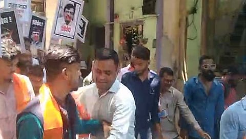 Sanjay Raut : असाही ‘राजकीय’ निषेध; संजय राऊतांचे पोस्टर्स लावले थेट स्वच्छतागृहात