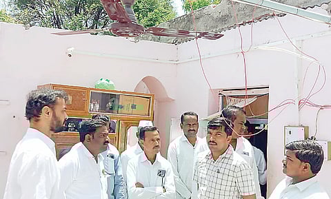 दहिगाव ने : वारं सुटलं, काळीज तुटलं; क्षणात स्वप्न भंगलं, केळी पिकासह फळबागा जमीनदोस्त