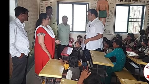 नाशिक : शाळेच्या विदारक परिस्थितीबाबत विचारणा करताना भूमिपुत्र फाउंडेशनचे पदाधिकारी.