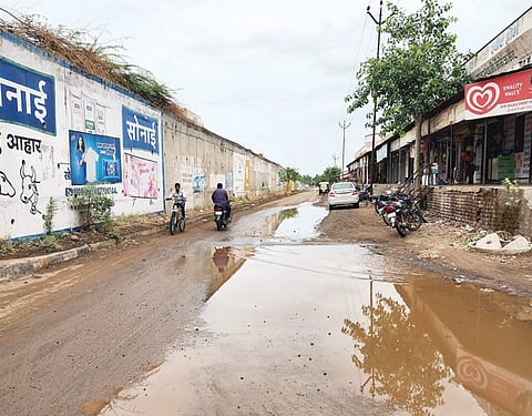 पुणे-सोलापूर महामार्गावरील सेवा रस्त्याकडे टोल प्रशासनाचे दुर्लक्ष