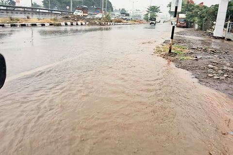 पुणे-सातारा मुख्य रस्त्यासह सेवा रस्ता पाण्याखाली
