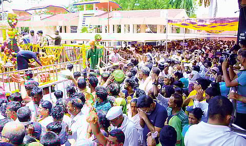 सोनई : तब्बल तीन लाख भाविकांनी घेतले शनिदर्शन