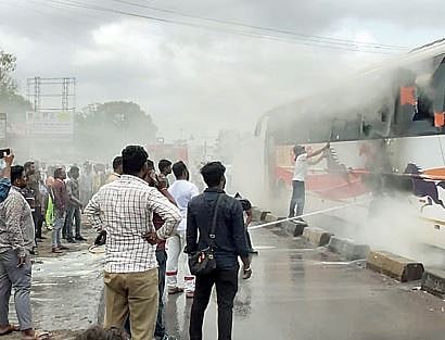 पुणे-नाशिक महामार्गावर धावत्या शिवशाही एसटीला आग; 25 प्रवासी सुखरूप